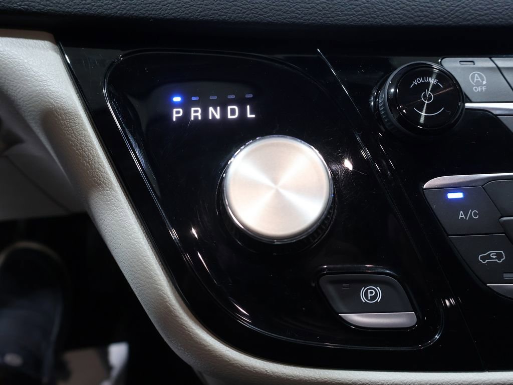 Used 2023 Chrysler Pacifica Touring-L image 34