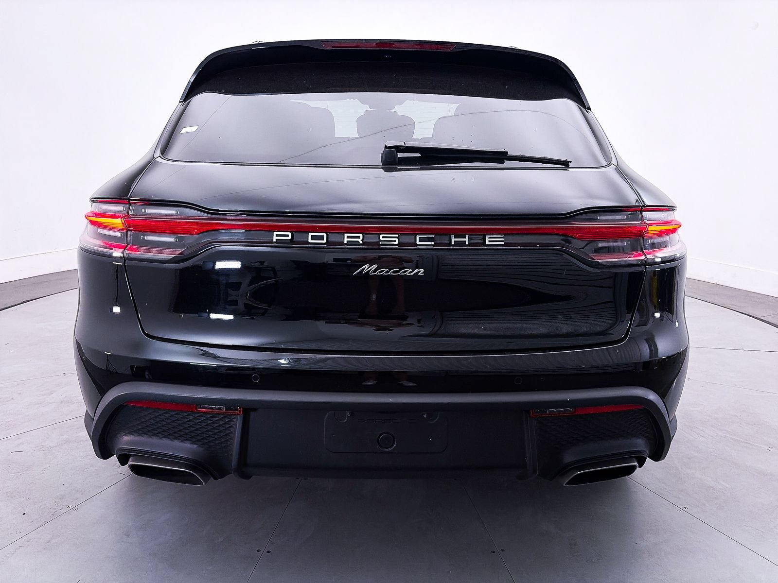 Used 2024 Porsche Macan w/ Premium Plus Package AWD/4WD image 17