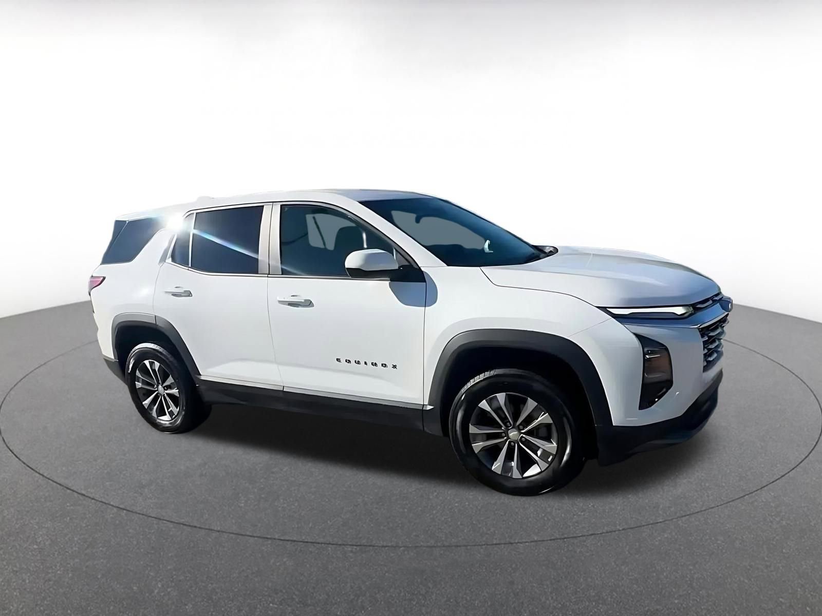 Used 2025 Chevrolet Equinox LT image 2