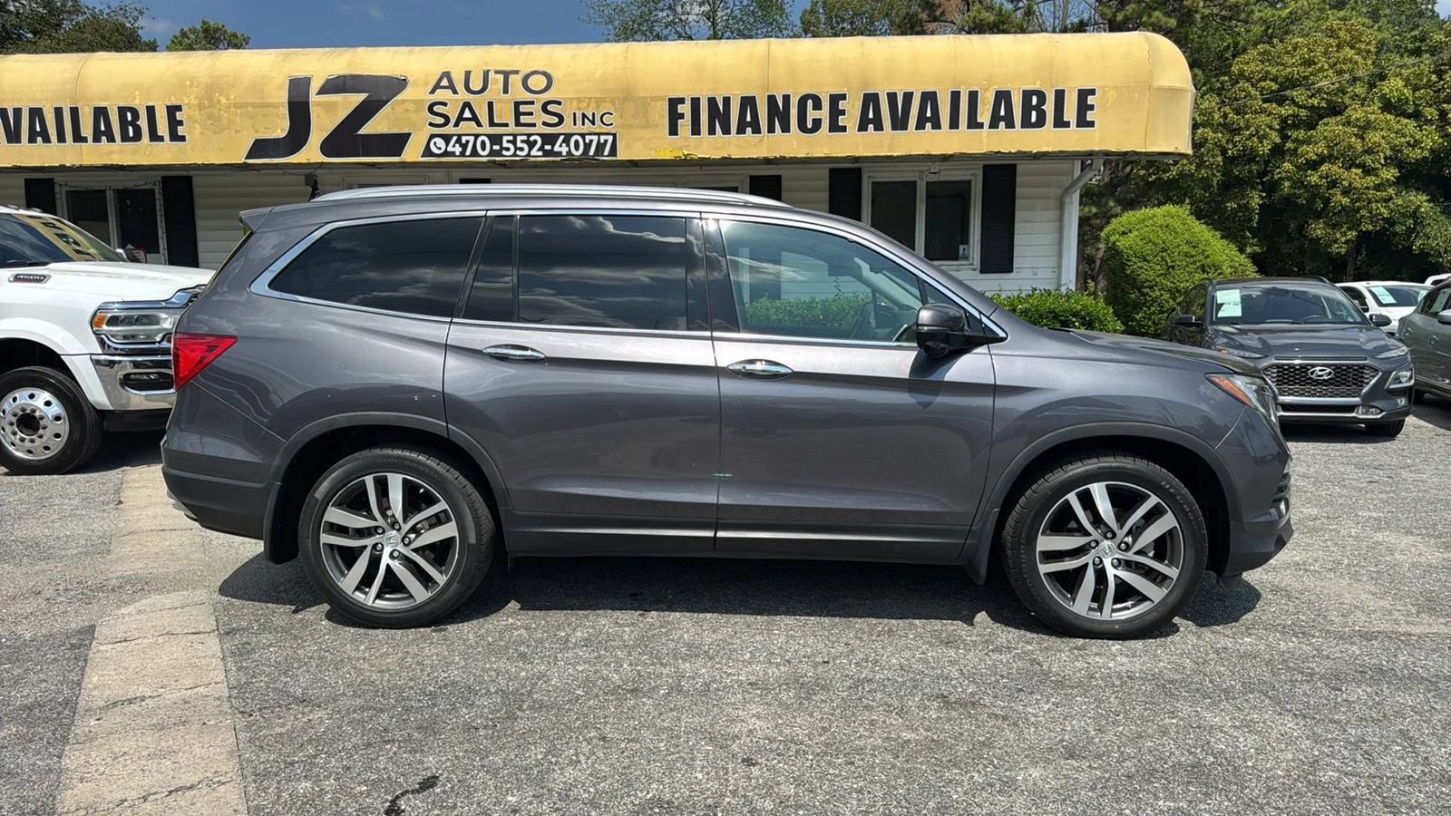 Used 2017 Honda Pilot Touring image 2