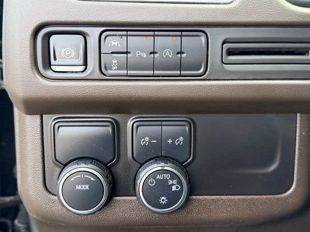 Used 2024 Chevrolet Suburban LT RWD image 17