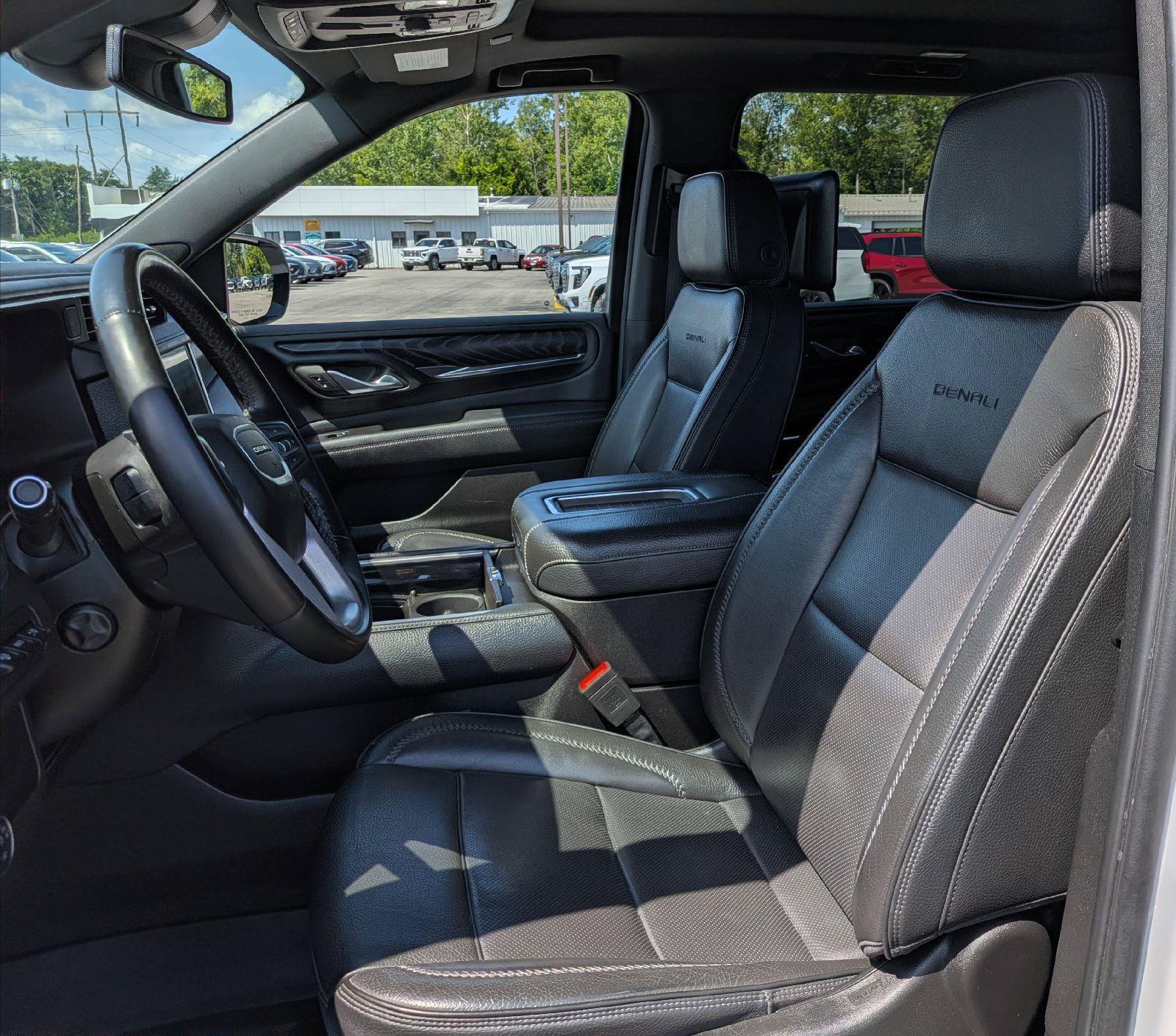Used 2024 GMC Yukon XL Denali AWD/4WD image 11
