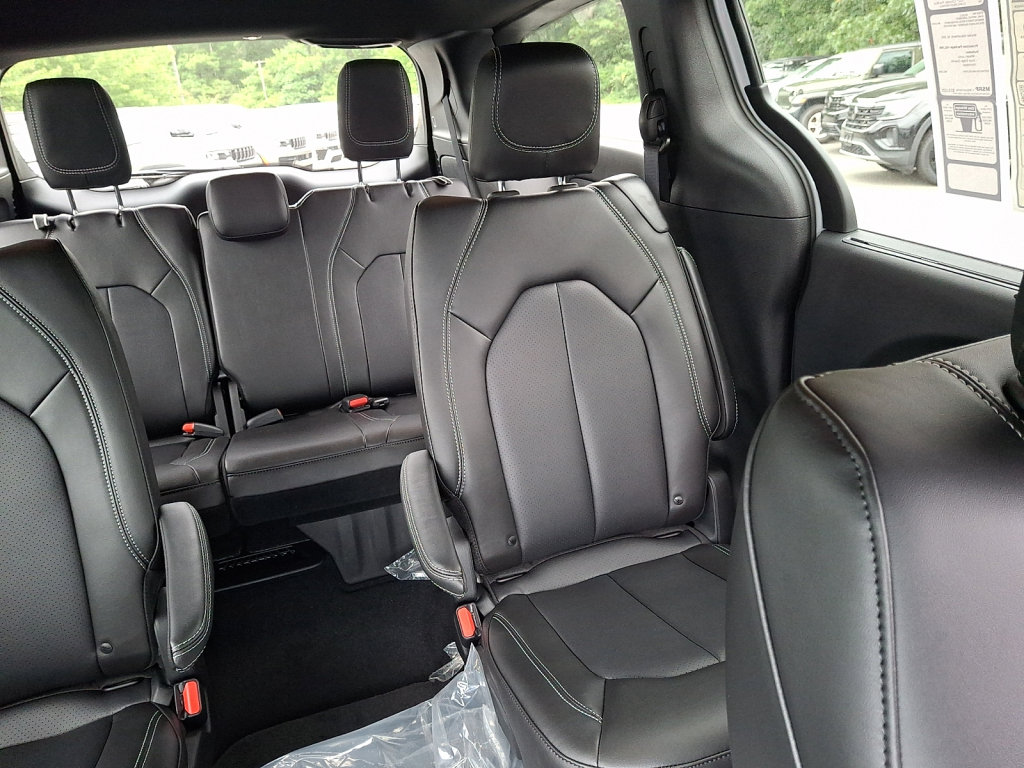 New 2027 Chrysler Pacifica Select AWD/4WD image 14