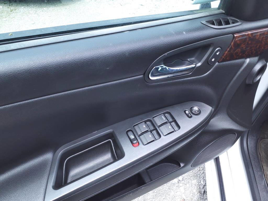 Used 2012 Chevrolet Impala LT w/ LT Sunroof Package FWD image 10