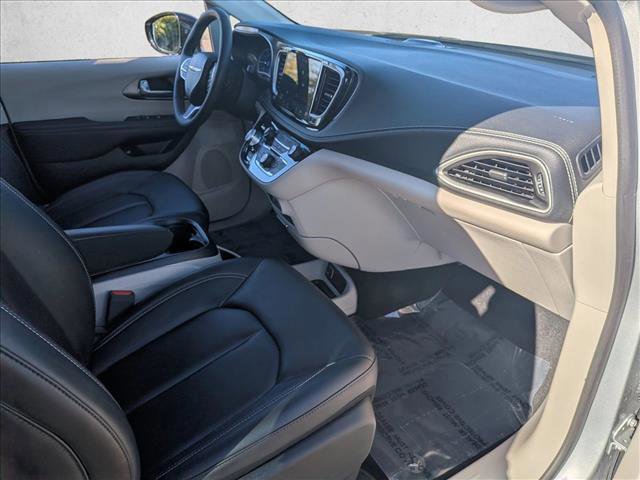 Used 2024 Chrysler Pacifica Select image 19