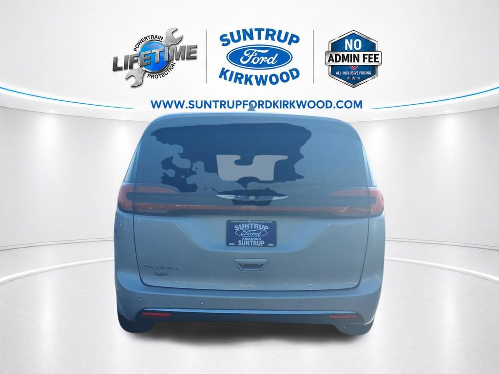 Used 2024 Chrysler Pacifica Touring-L FWD image 30