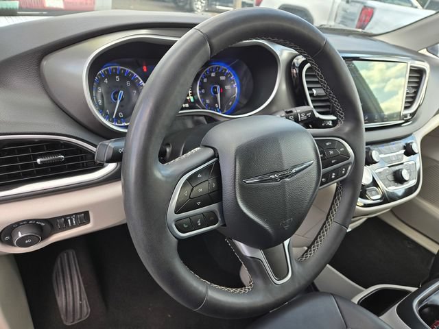Used 2024 Chrysler Pacifica Touring-L FWD image 12