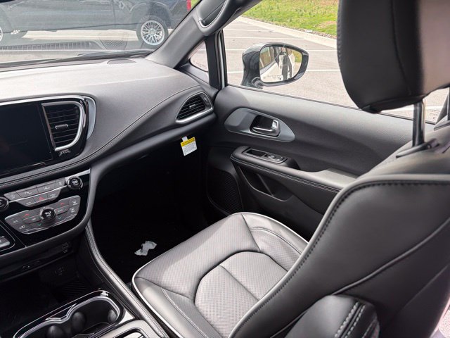New 2026 Chrysler Pacifica Limited w/ Uconnect Theater Family Group FWD image 37