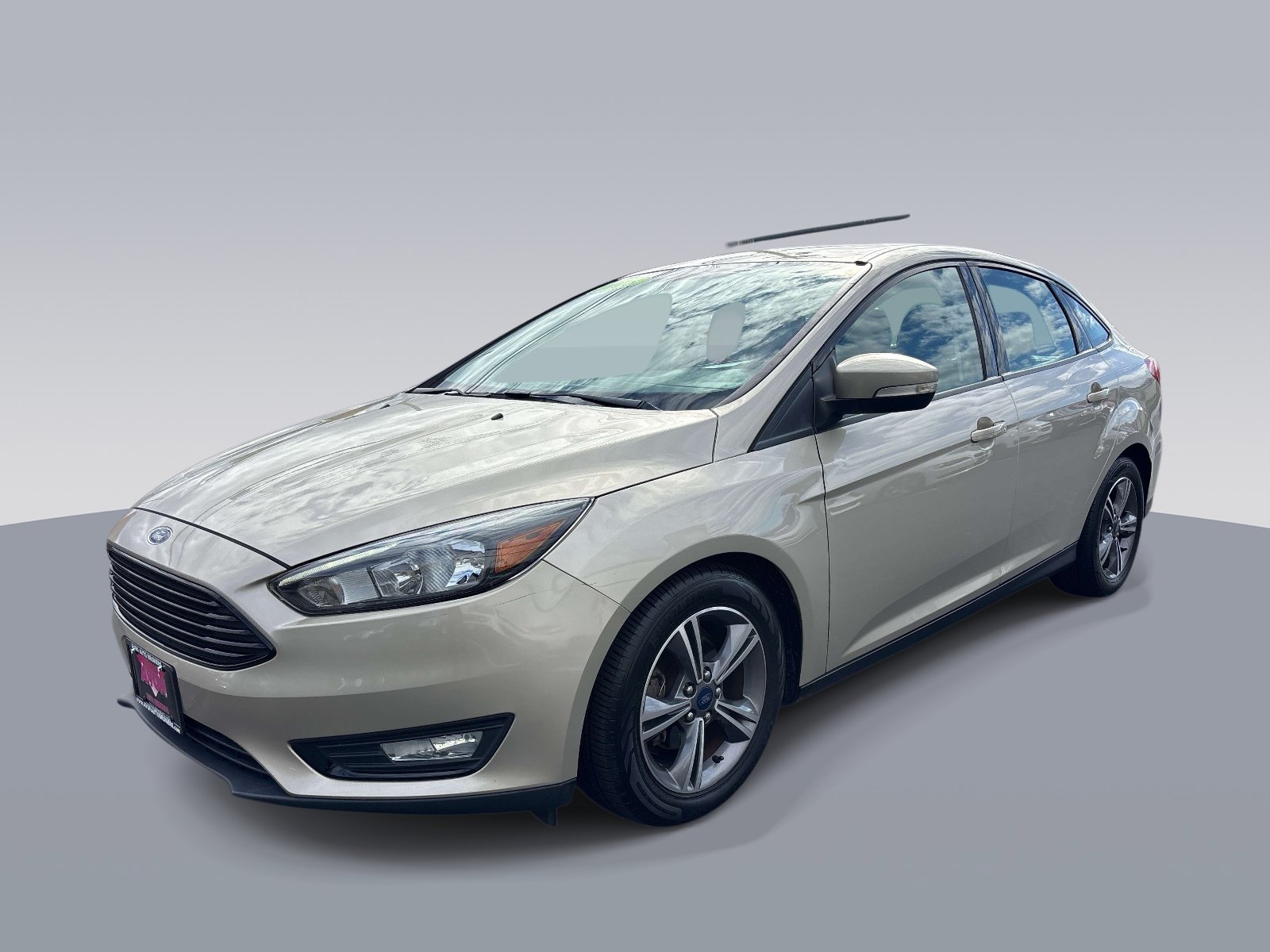 Used 2018 Ford Focus SE w/ SE Appearance Package FWD image 4
