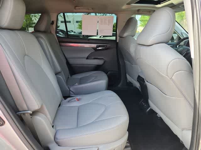 Used 2023 Toyota Highlander Limited FWD image 19