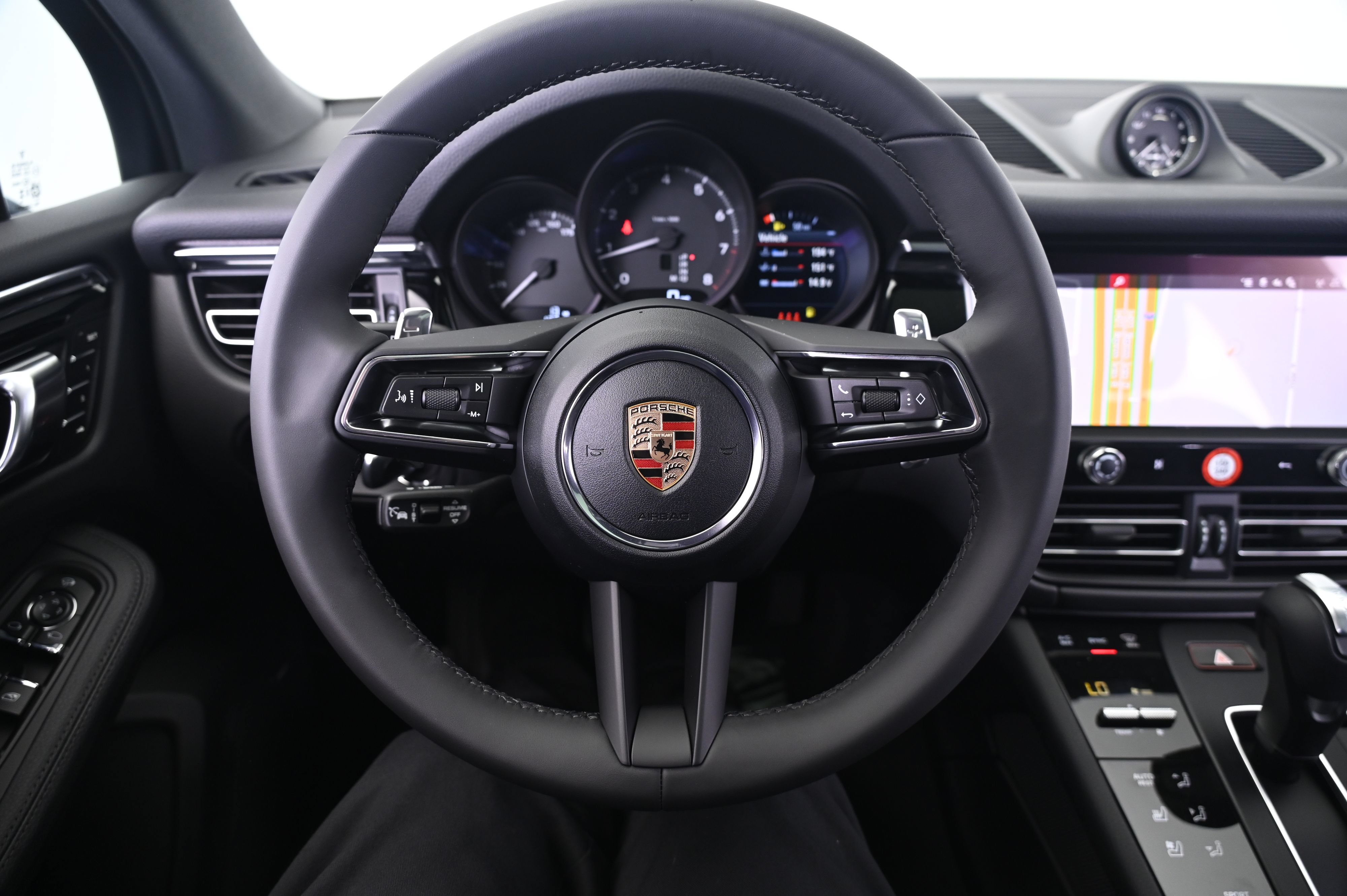 Certified 2026 Porsche Macan AWD/4WD image 35