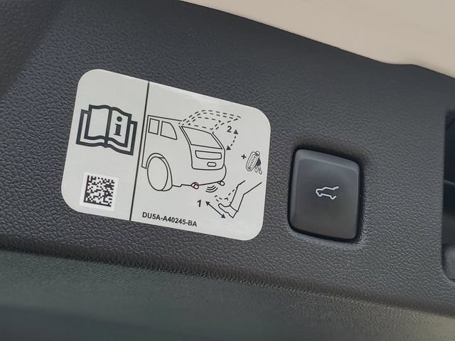 Used 2020 Ford Escape Titanium AWD/4WD image 9