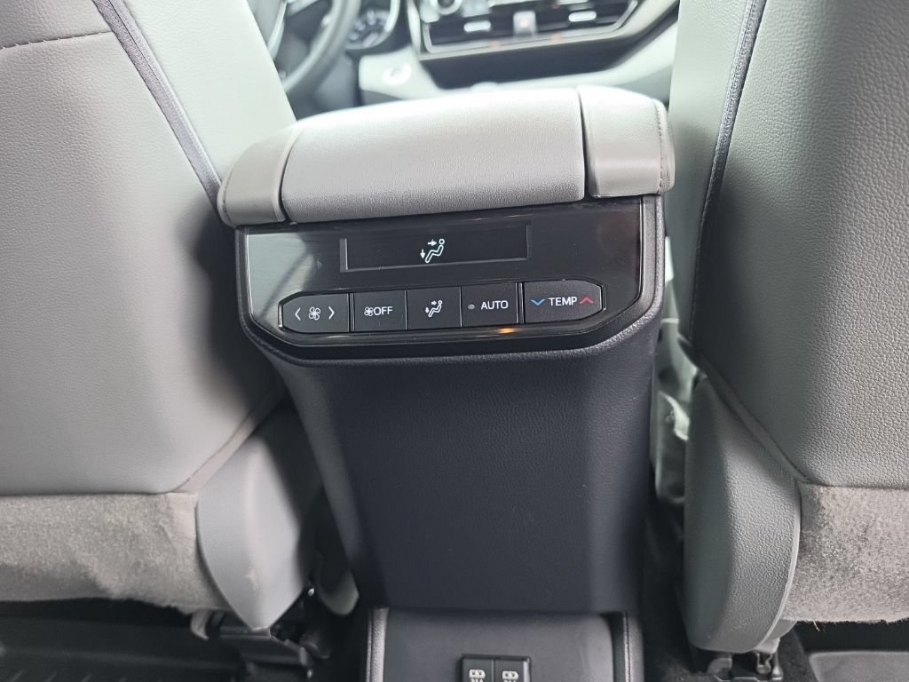 Used 2020 Toyota Highlander XLE AWD/4WD image 32