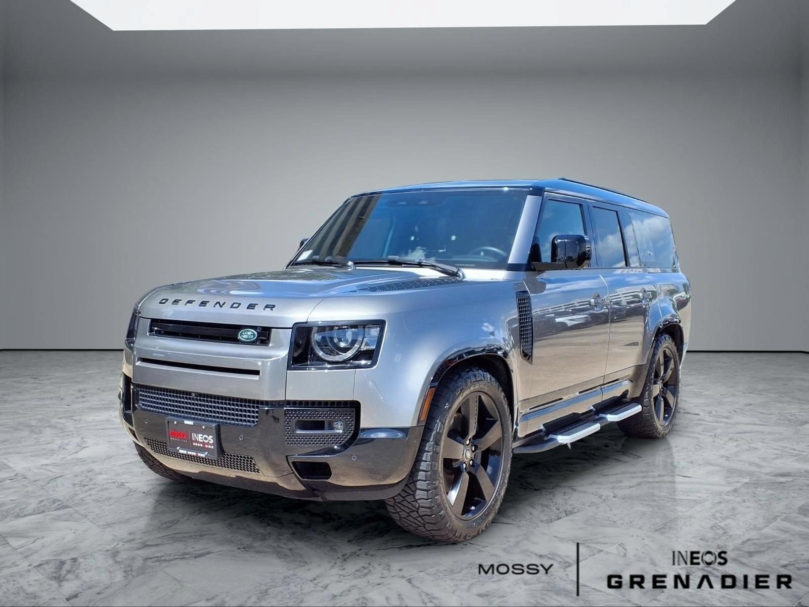 Used 2024 Land Rover Defender 130 X-Dynamic SE AWD/4WD image 4