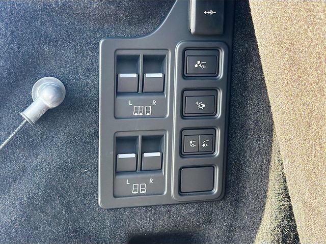 Used 2025 Land Rover Discovery Metropolitan Edition AWD/4WD image 13