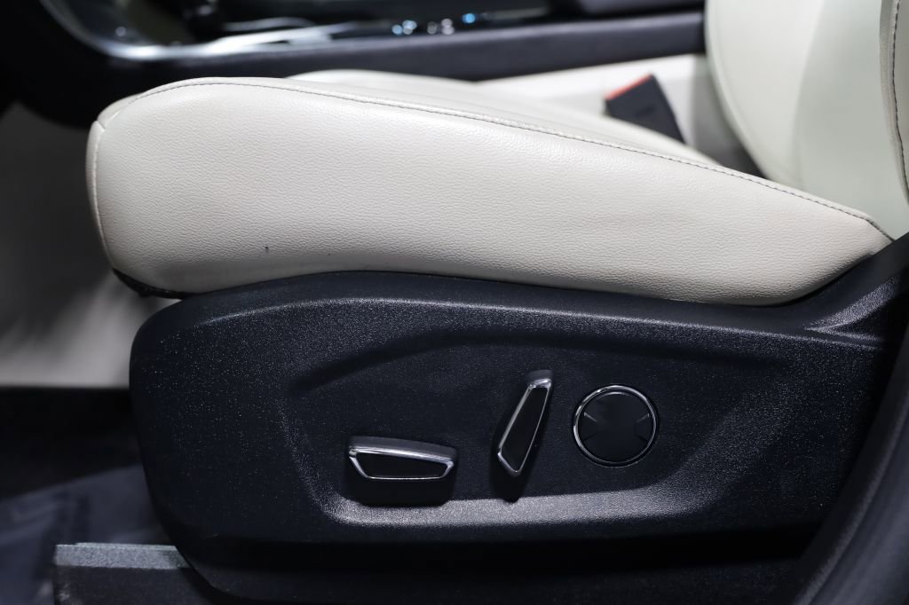 Used 2017 Ford Edge Titanium w/ Technology Package image 14