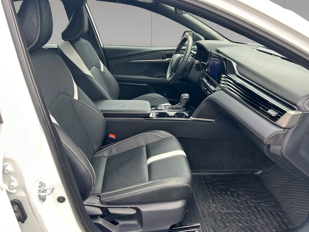 Used 2025 Toyota Camry SE AWD/4WD image 17