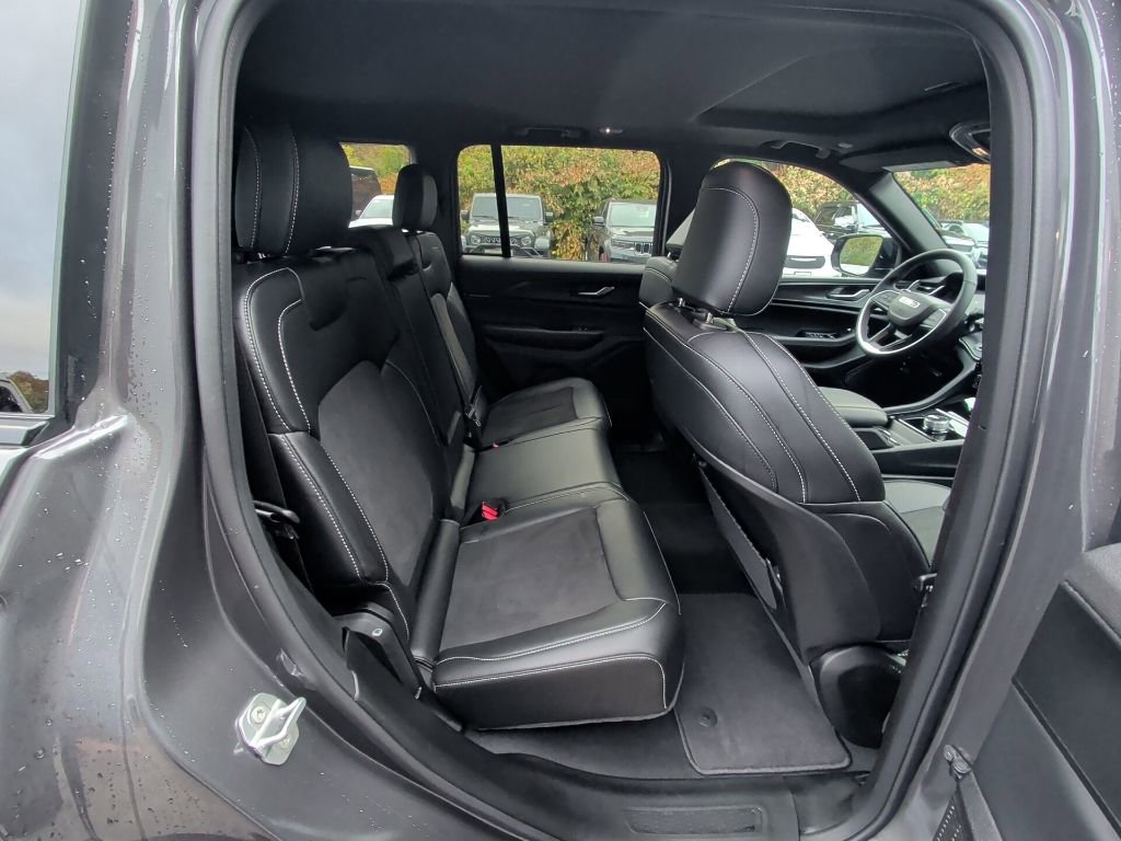Used 2025 Jeep Grand Cherokee Altitude image 15