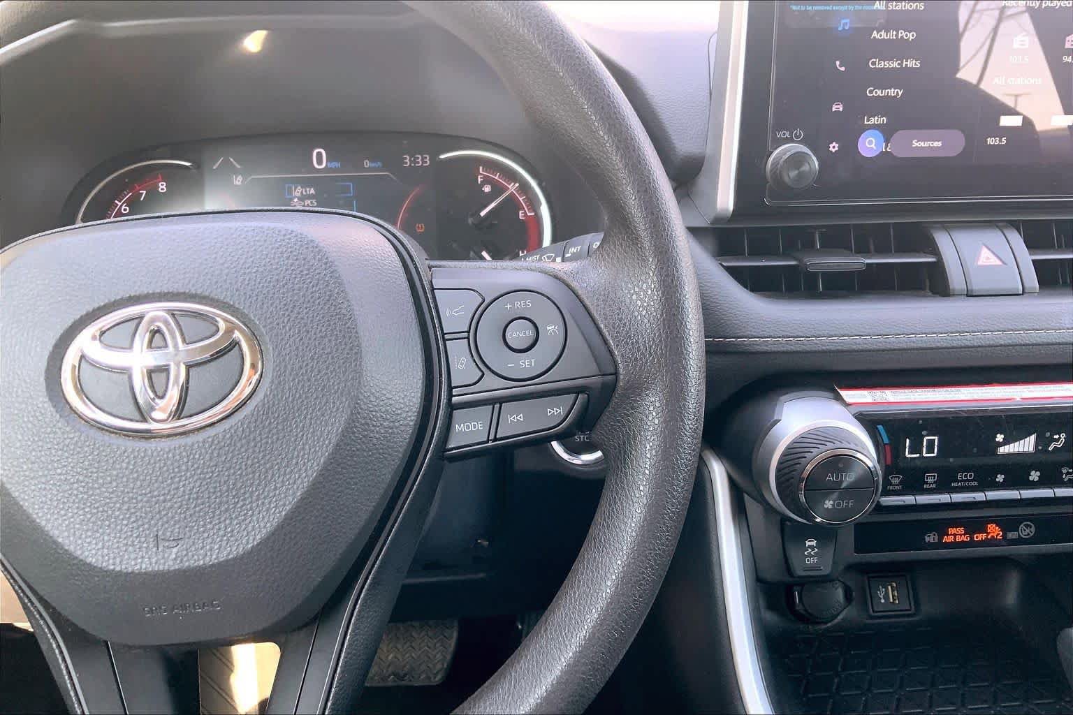 Used 2025 Toyota RAV4 XLE FWD image 24