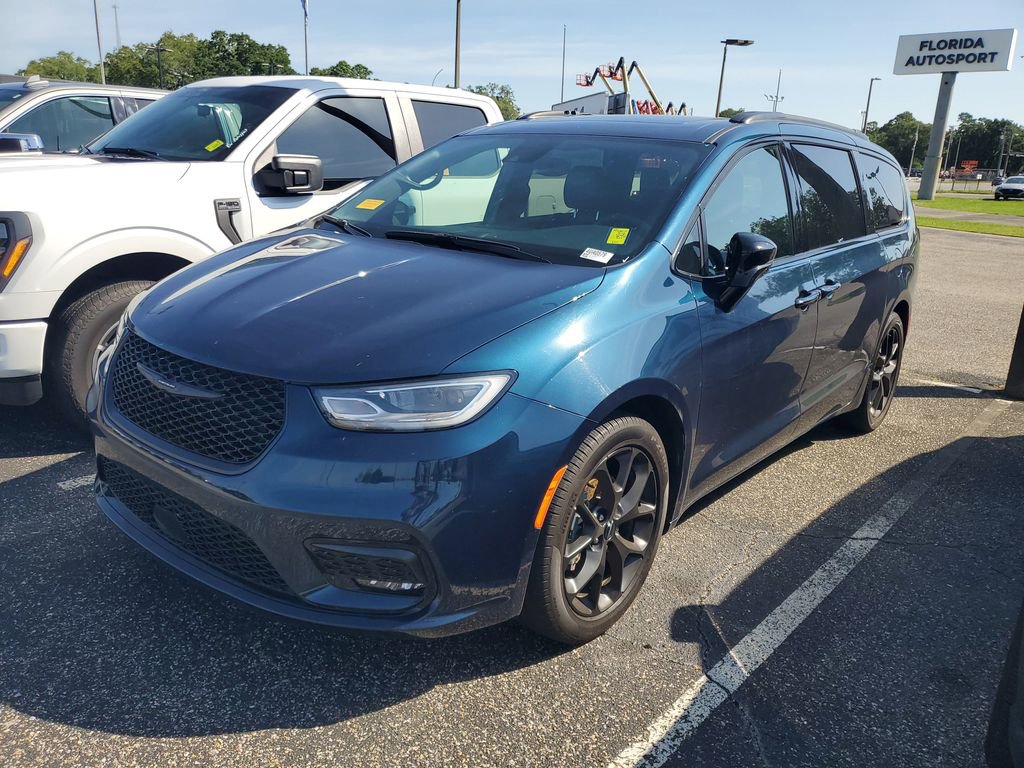 Used 2025 Chrysler Pacifica Limited FWD image 2