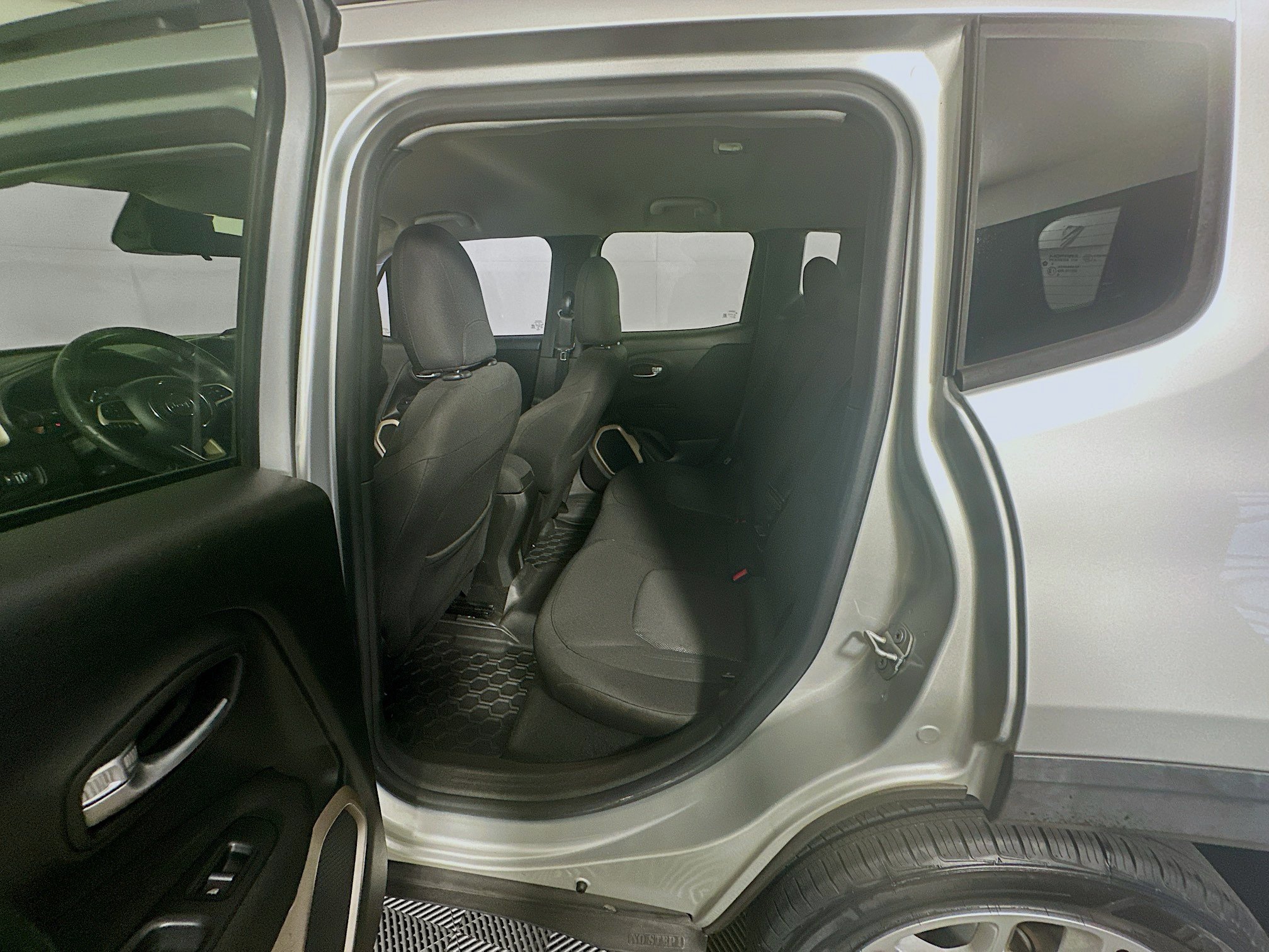 Used 2016 Jeep Renegade Latitude FWD image 27