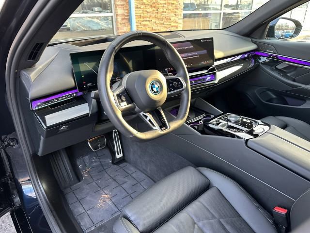 Used 2025 BMW 550e xDrive w/ Premium Package image 2