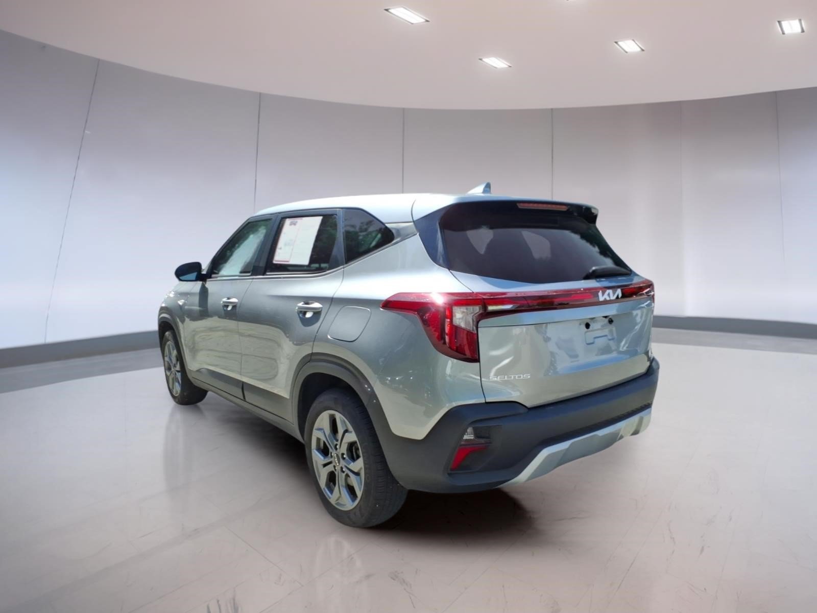 Used 2025 Kia Seltos LX AWD/4WD image 3