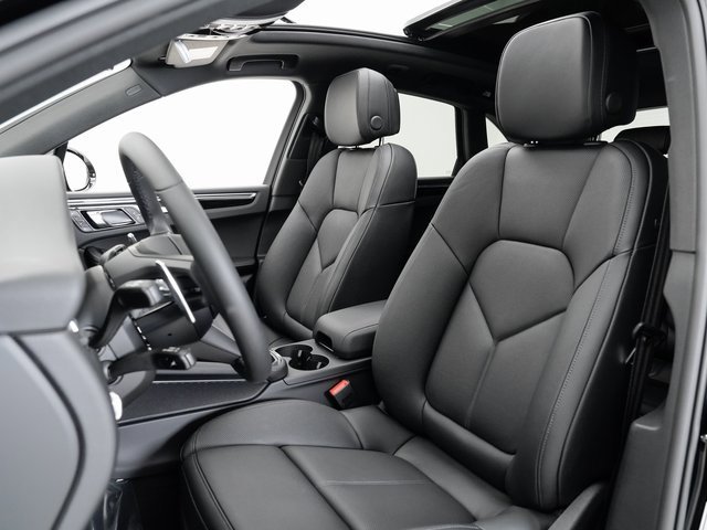 Certified 2025 Porsche Macan image 5