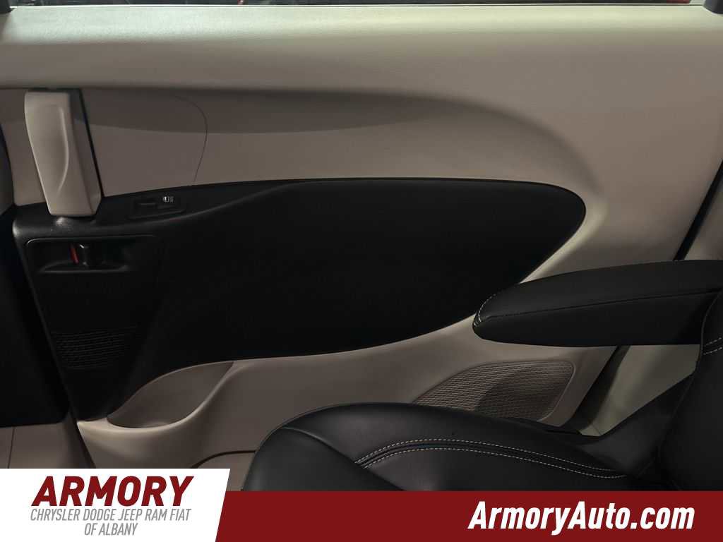 Used 2023 Chrysler Pacifica Touring-L w/ Uconnect Theater Family Group image 27
