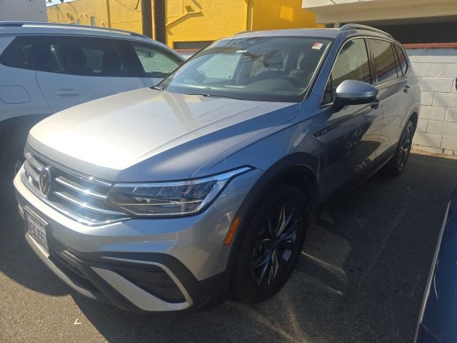 Used 2022 Volkswagen Tiguan SE FWD image 1