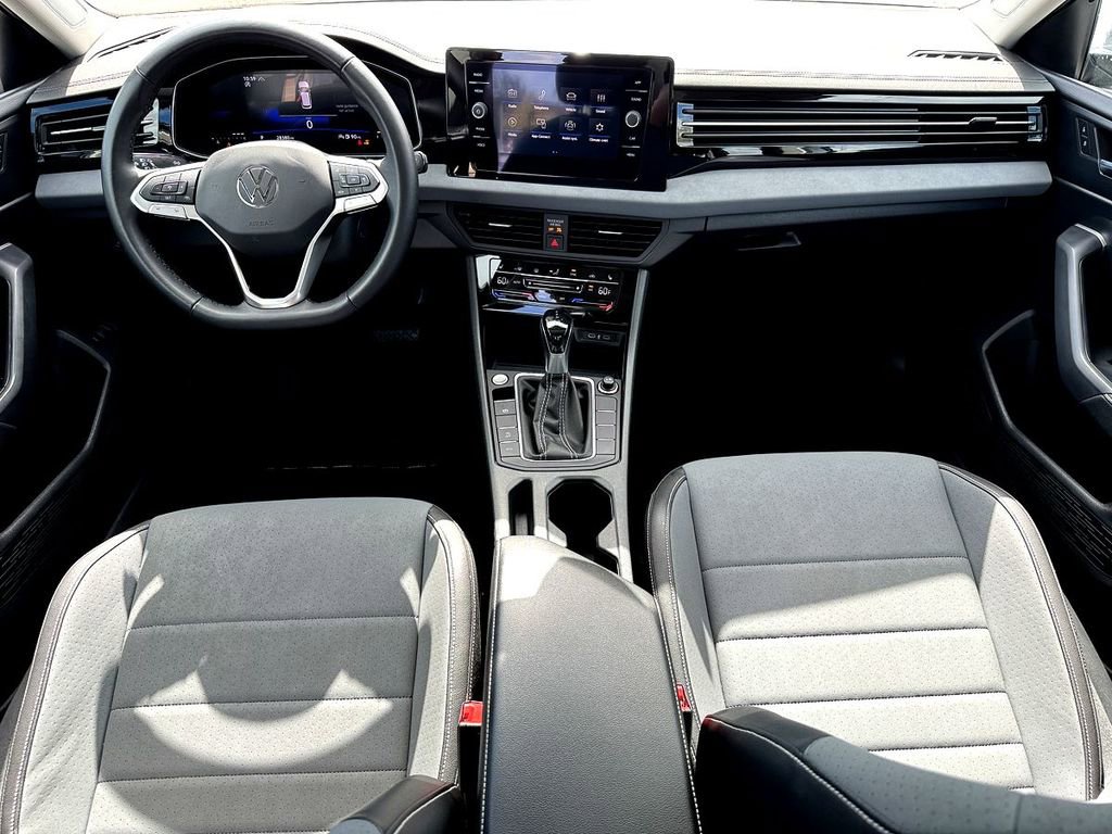 Certified 2025 Volkswagen Jetta SE image 28