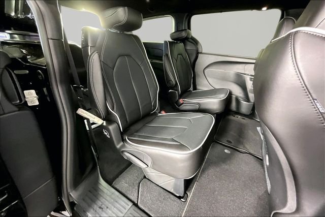New 2027 Chrysler Pacifica Limited w/ S Appearance Package AWD/4WD image 11