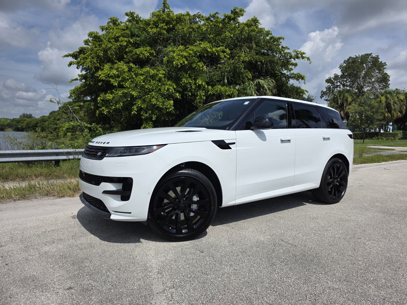 New 2026 Land Rover Range Rover Sport Dynamic SE AWD/4WD image 1