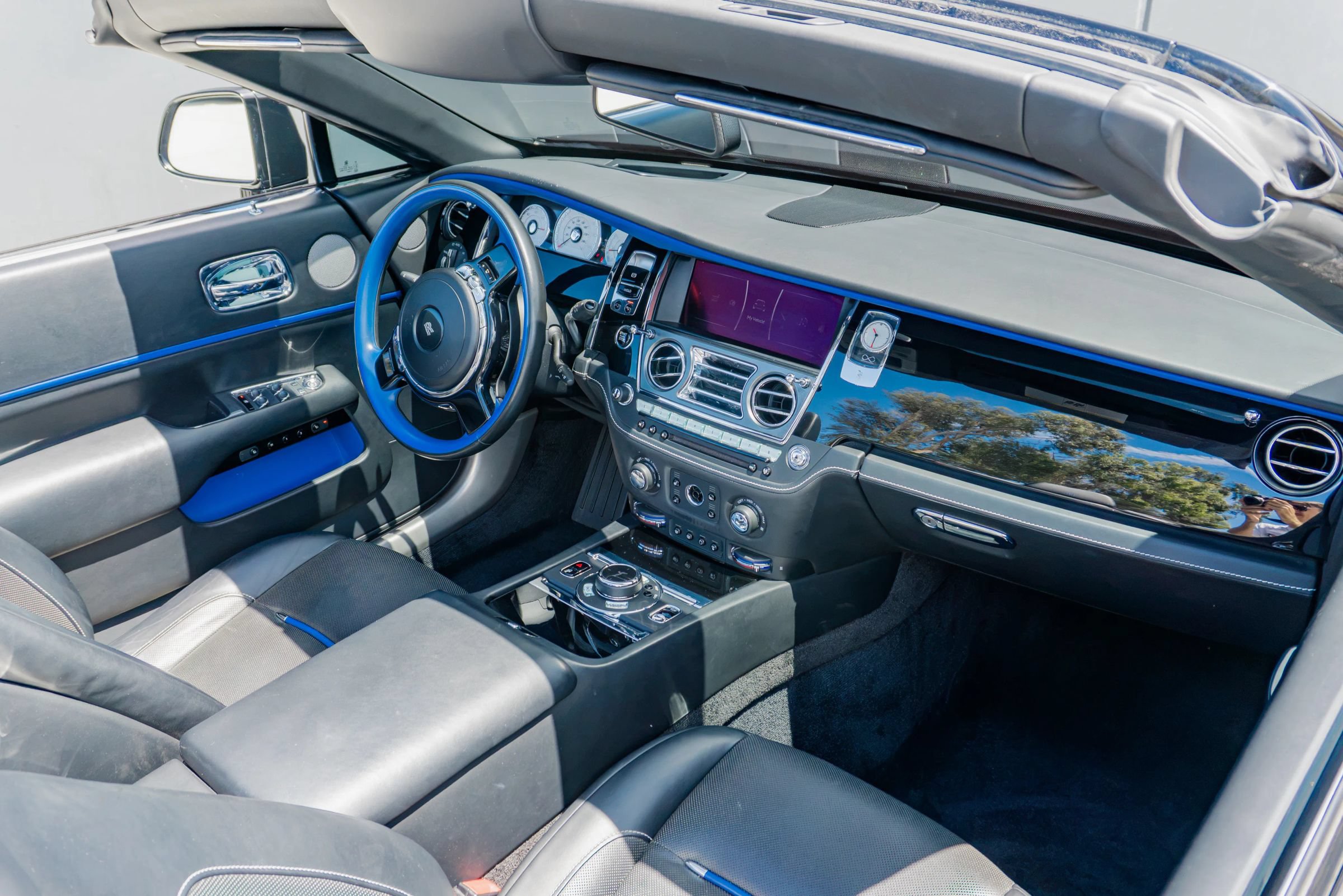 Used 2018 Rolls-Royce Dawn RWD image 61
