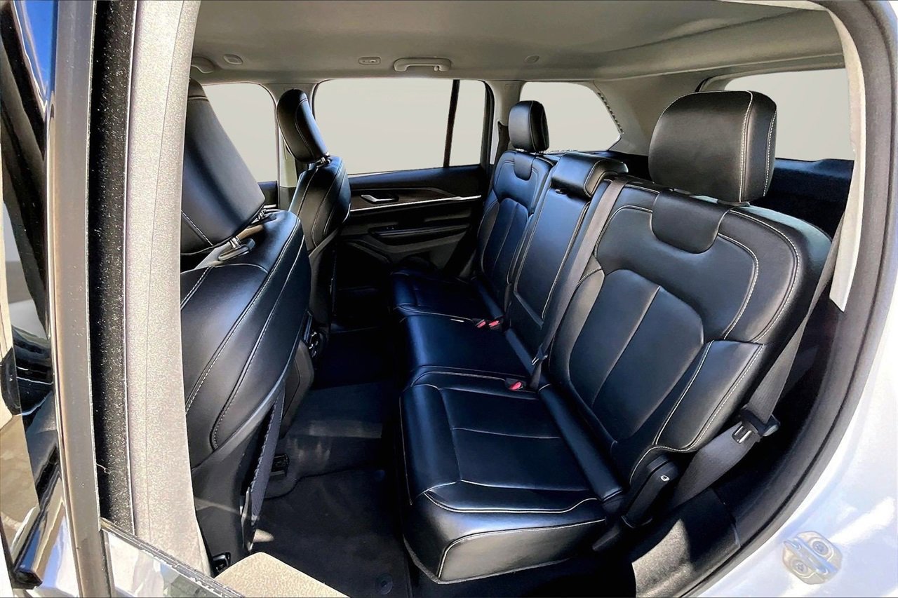 Used 2023 Jeep Grand Cherokee Limited image 22