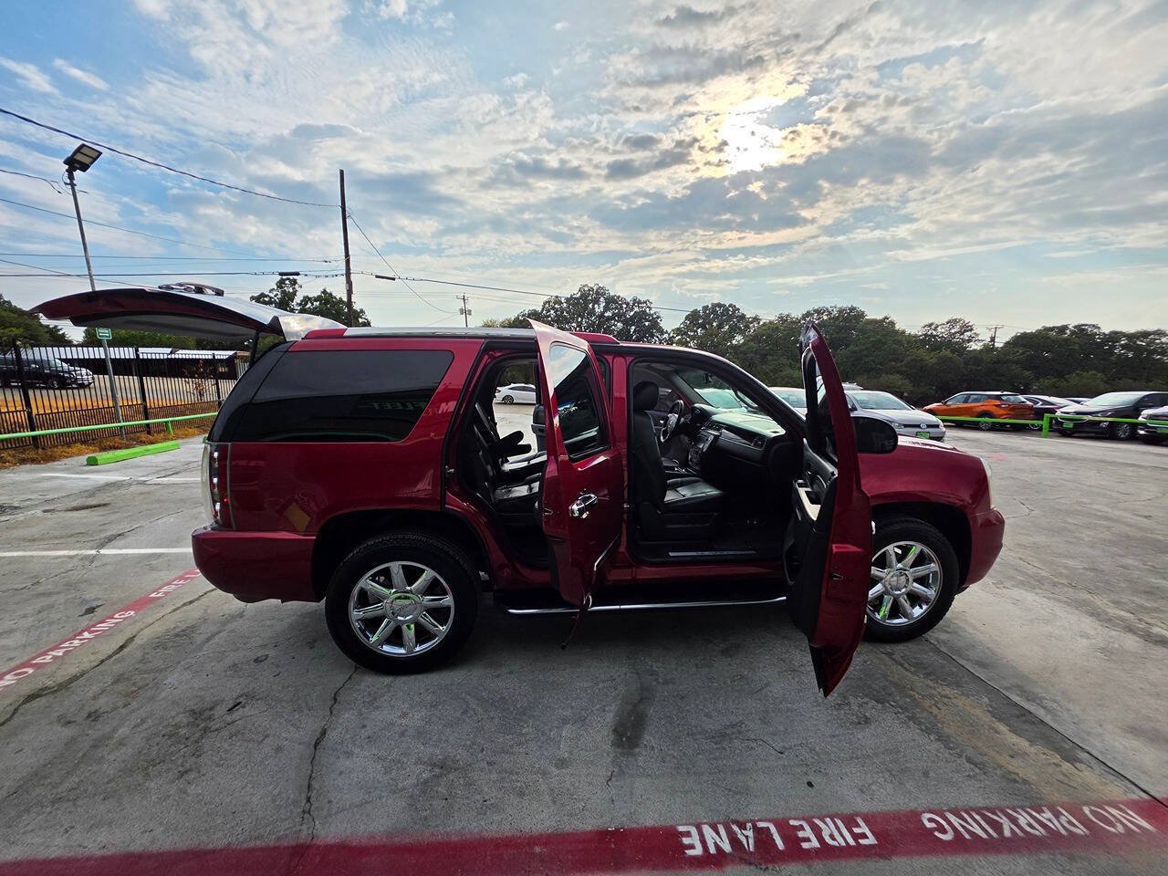 Used 2014 GMC Yukon Denali RWD image 26