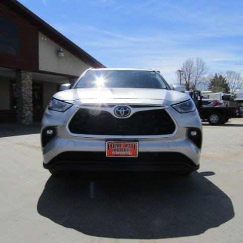 Used 2025 Toyota Highlander XLE AWD/4WD image 3