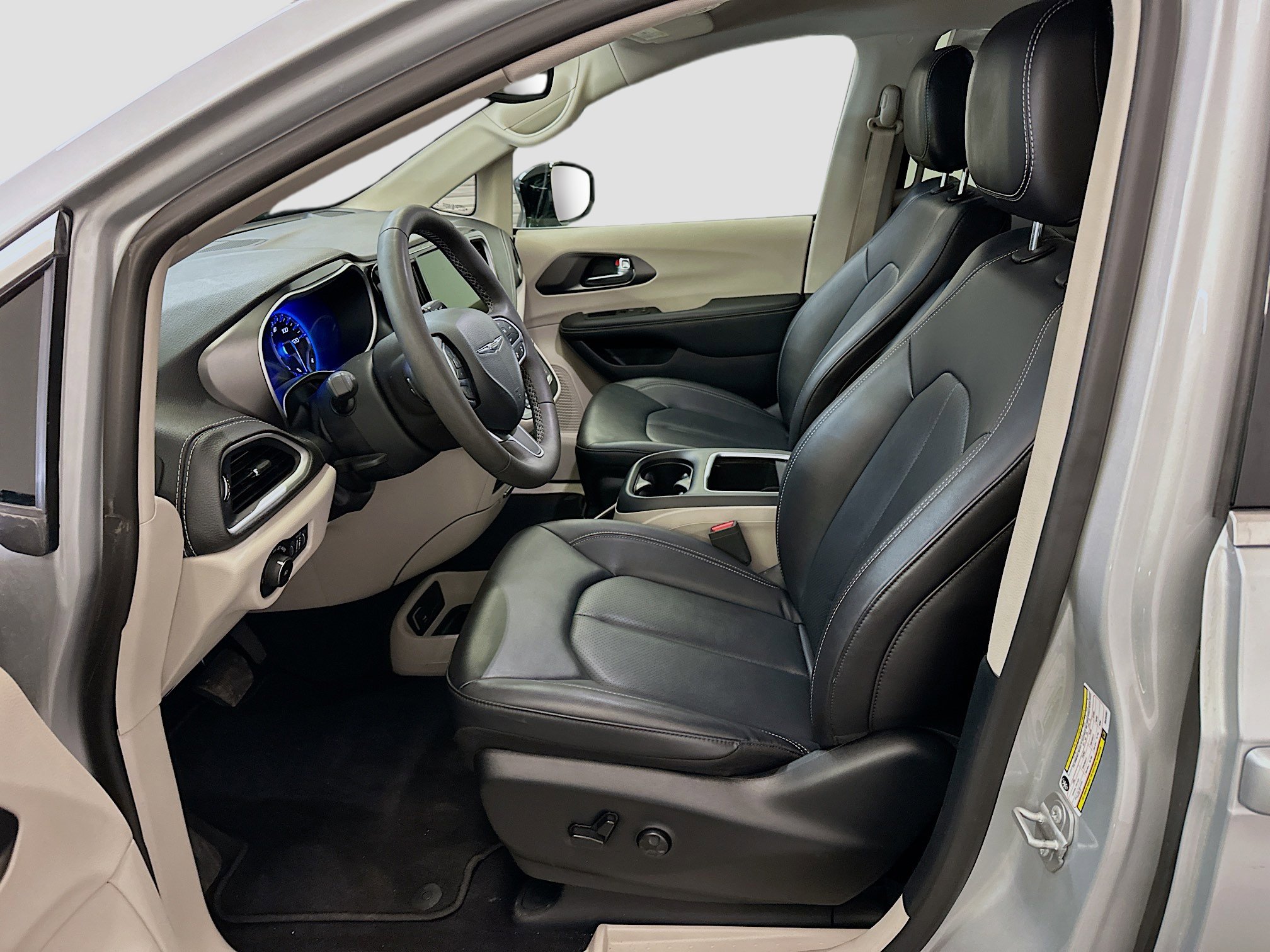 Used 2024 Chrysler Pacifica Touring-L image 13