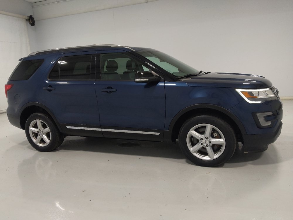 Used 2017 Ford Explorer XLT w/ Equipment Group 202A AWD/4WD image 11