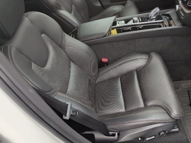 Used 2023 Volvo XC60 B5 Ultimate image 13