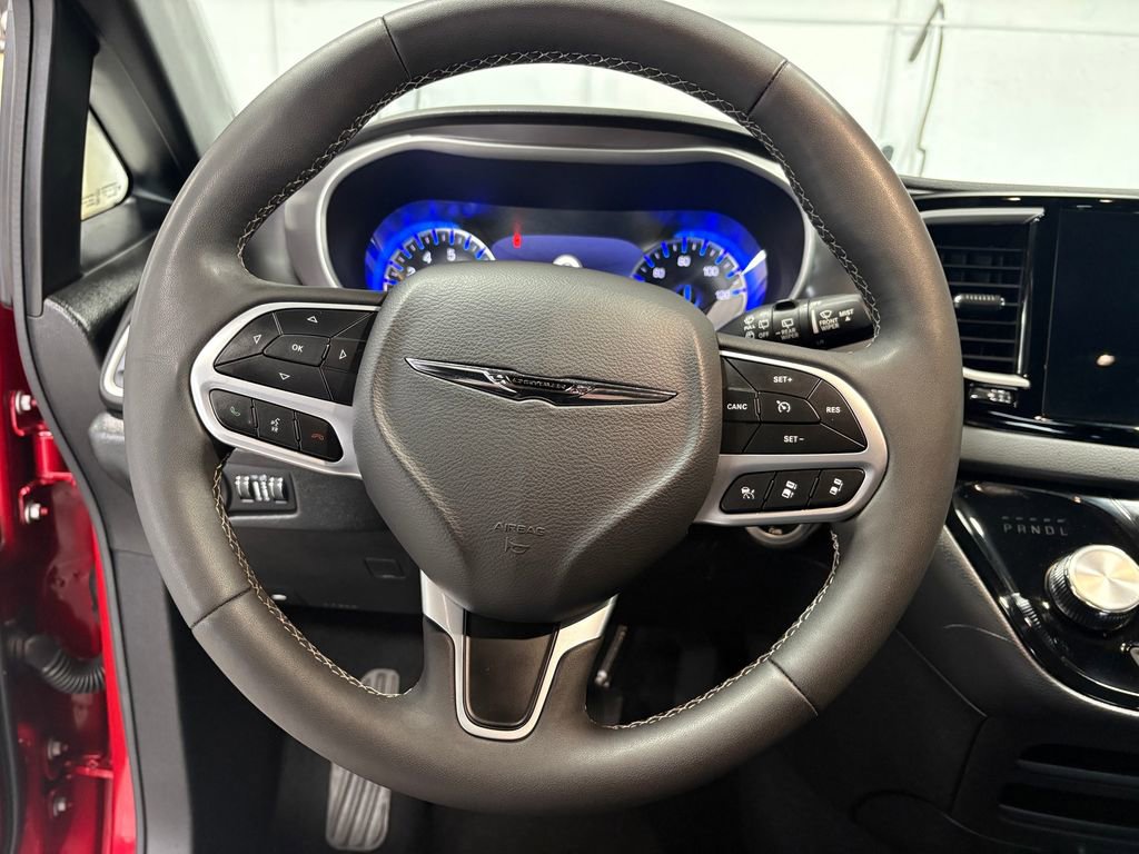 Used 2025 Chrysler Pacifica Select image 27