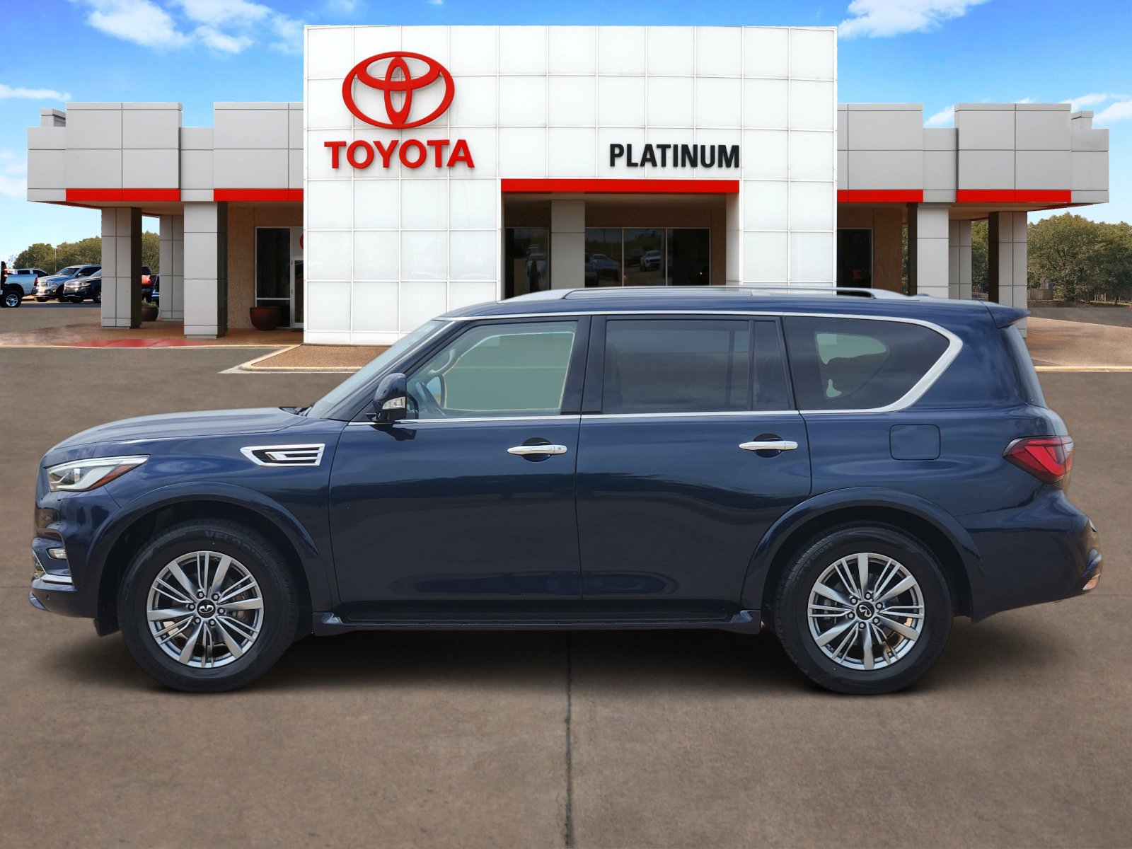 Used 2024 INFINITI QX80 Luxe RWD image 3