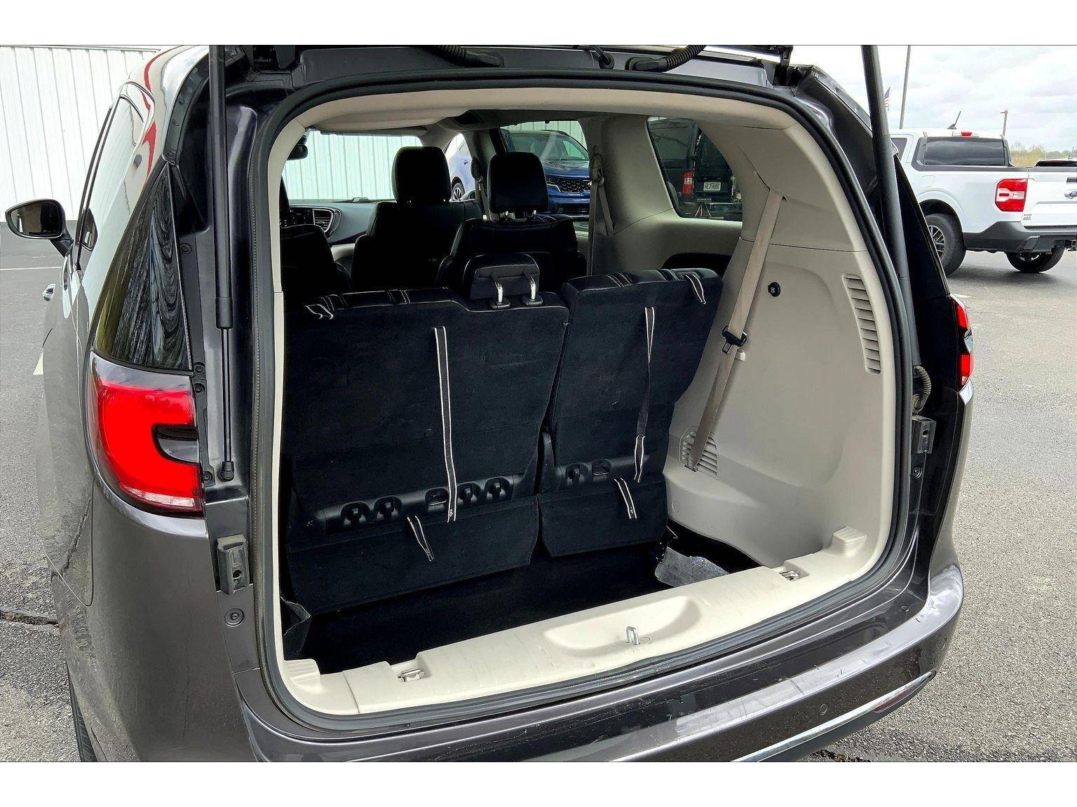 Used 2023 Chrysler Pacifica Touring-L image 26