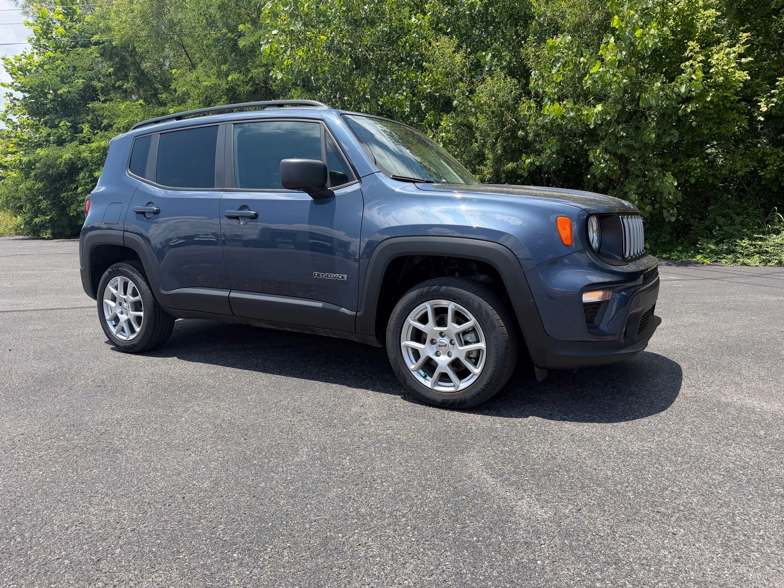 Used 2022 Jeep Renegade Latitude AWD/4WD image 2
