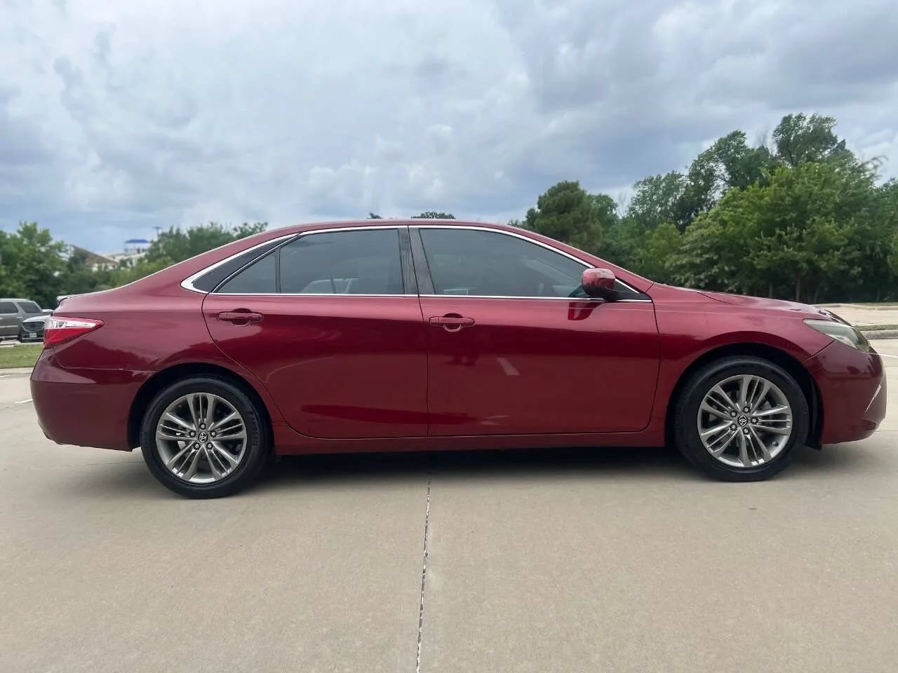 Used 2017 Toyota Camry SE FWD image 5