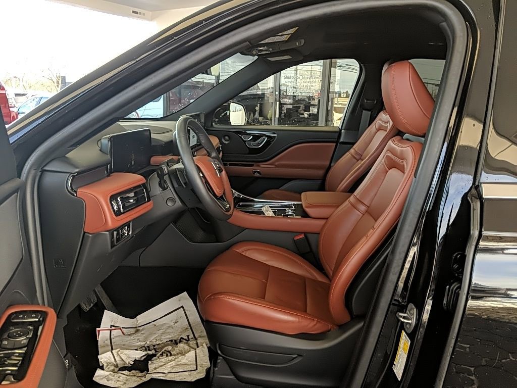 Used 2025 Lincoln Aviator Reserve w/ Illumination Package image 12