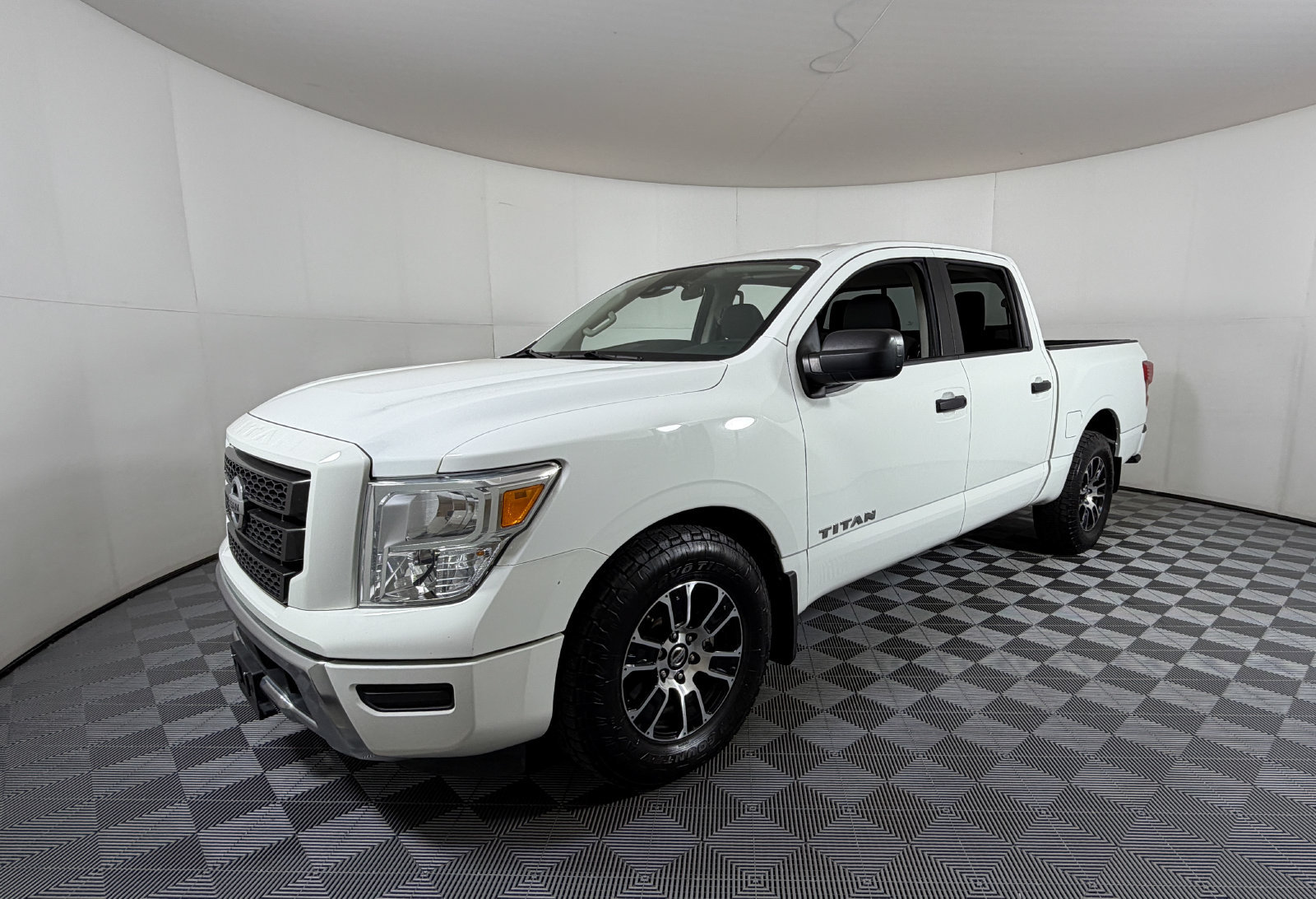 Used 2022 Nissan Titan SV w/ Accessory Utility Package RWD image 2