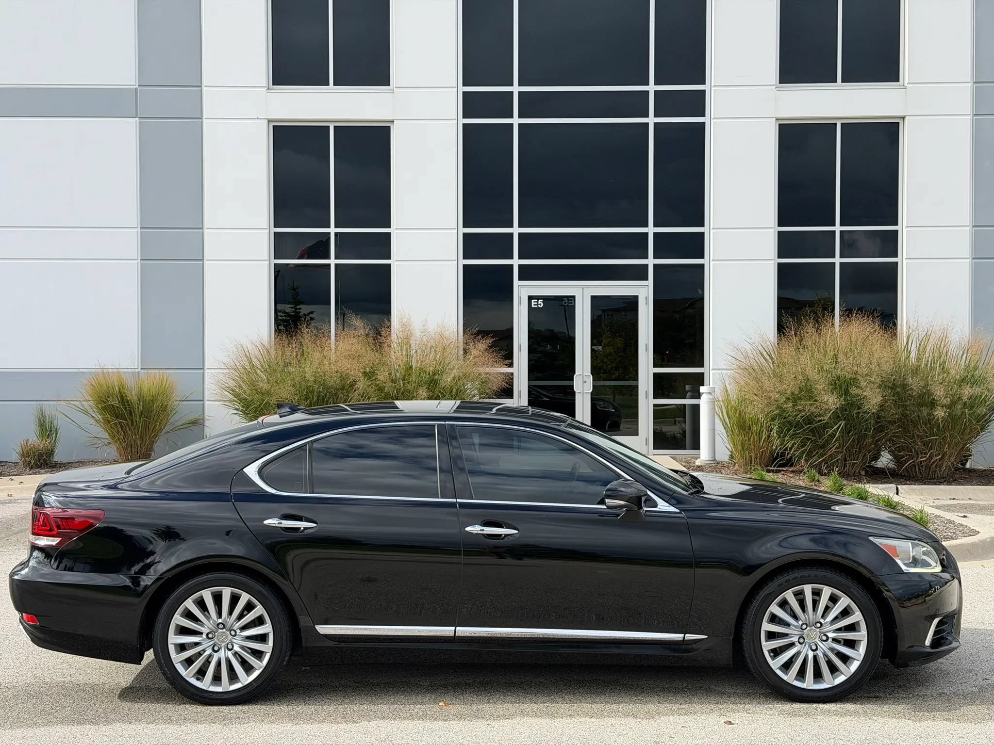 Used 2014 Lexus LS 460 w/ Comfort Package RWD image 4