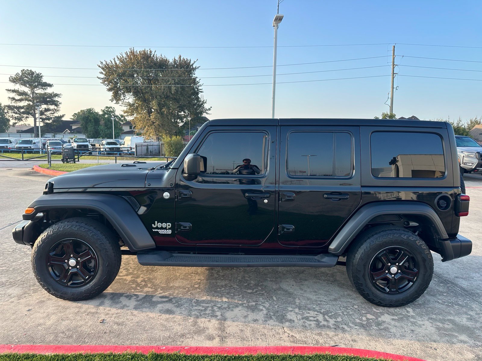 Used 2019 Jeep Wrangler Unlimited Sport S AWD/4WD image 4