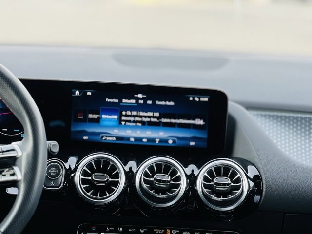 Certified 2024 Mercedes-Benz GLA 250 4MATIC image 11